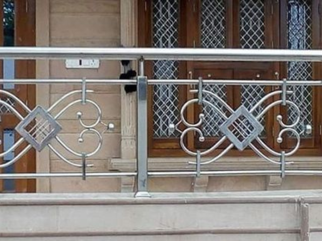 Sleek and modern aluminum railing design for balconies and terraces.