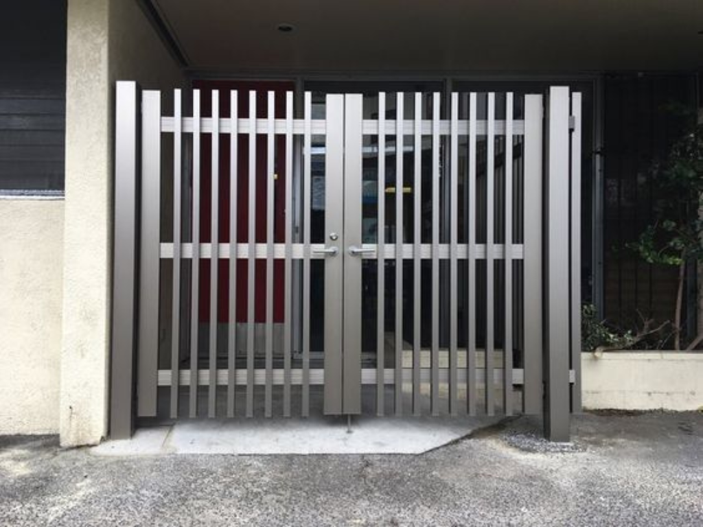 Elegant steel gate design offering security and modern aesthetics.